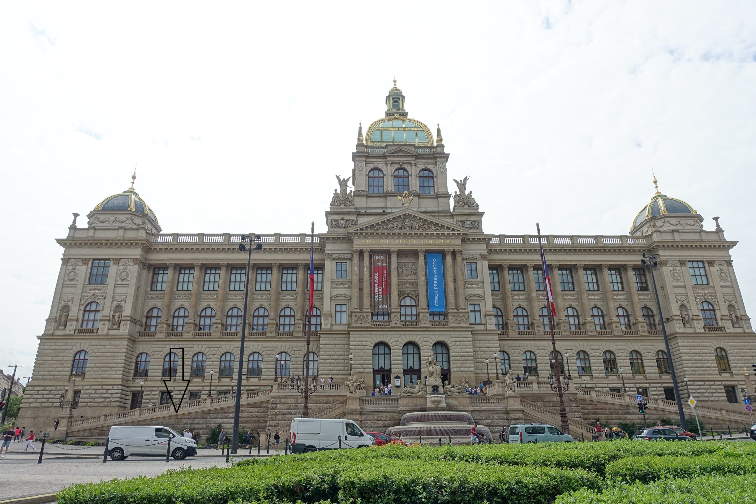 Budova Národného múzea má symetrickú architektonickú kompozíciu s grandióznymi rampami, ktoré pôvodne zabezpečovali bezbariérový vstup.