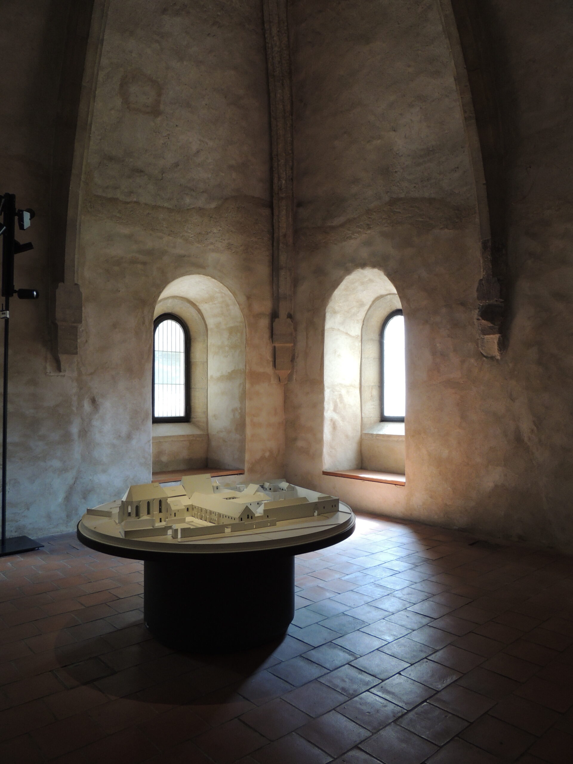 Prezentácia modelu celého areálu kláštora je umiestnená ako sólová inštalácia v dostatočne veľkom priestore. Vhodné riešenie pre prístup detí aj osôb na vozíku.