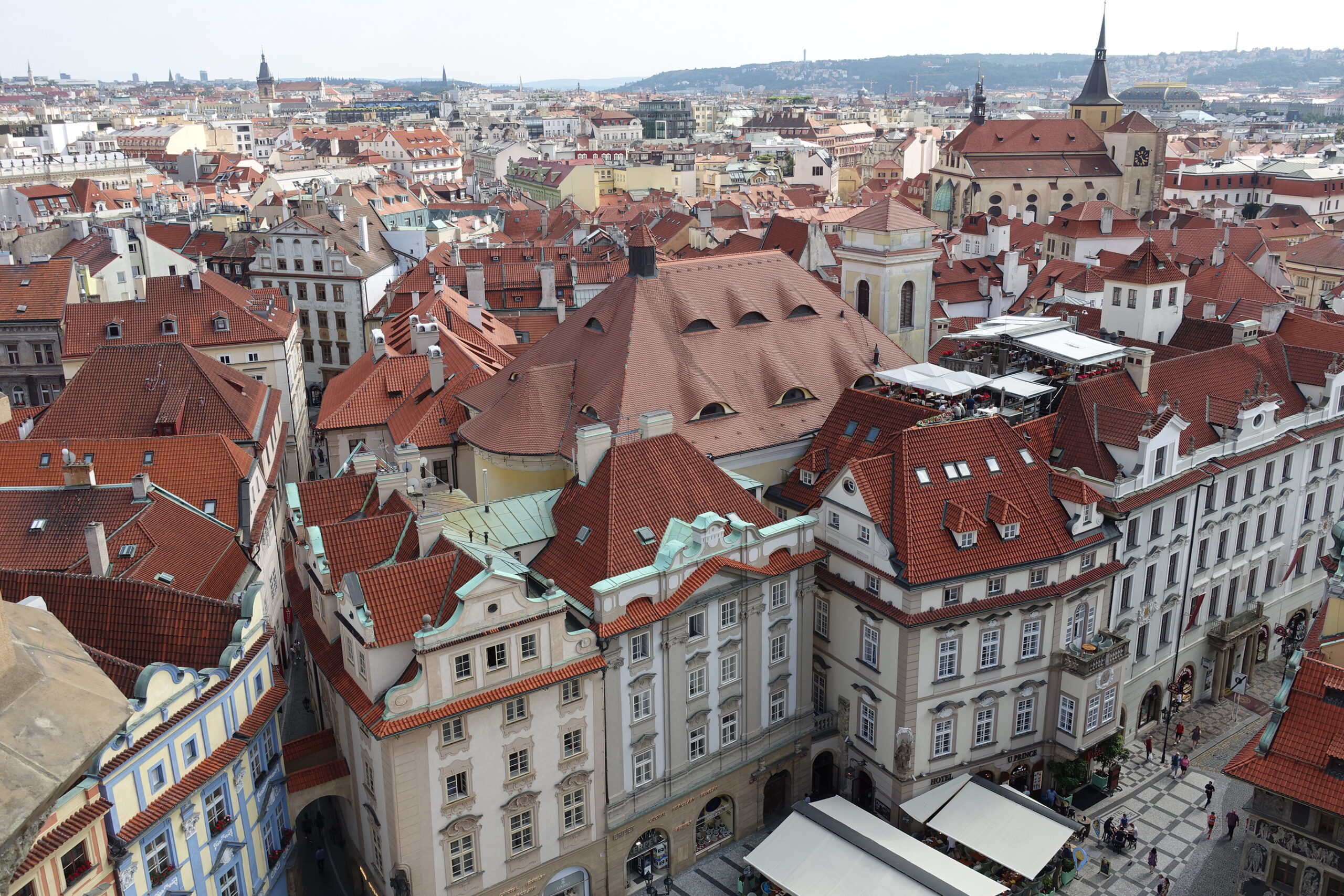 Výhľad na strešnú krajinu Starého mesta Prahy- ako prezentovaný fenomén kultúrno-historického významu mesta zapísaného v zozname Unesco.