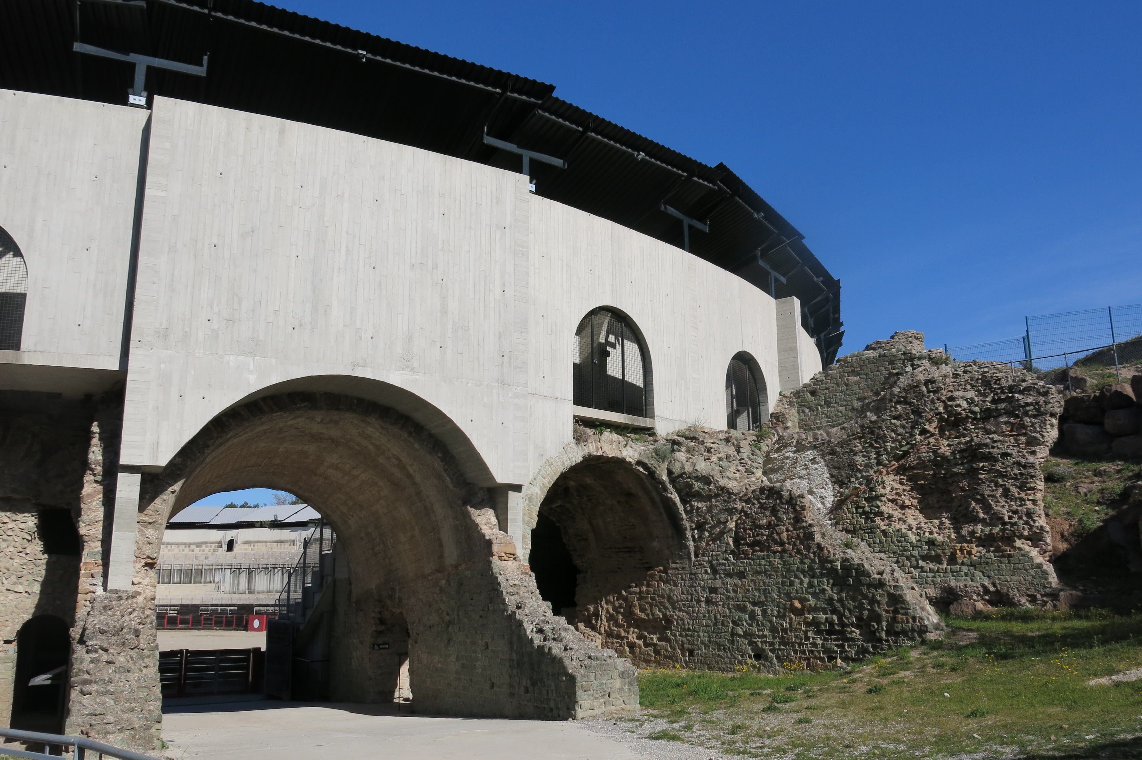 Hlavný vstup do historickej budovy je bezbariérový, môžu ho spoločne využívať všetci návštevníci (princíp 1)